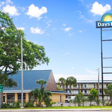 Days Inn Tampa North Of Busch Gardens Lutz Buitenkant foto